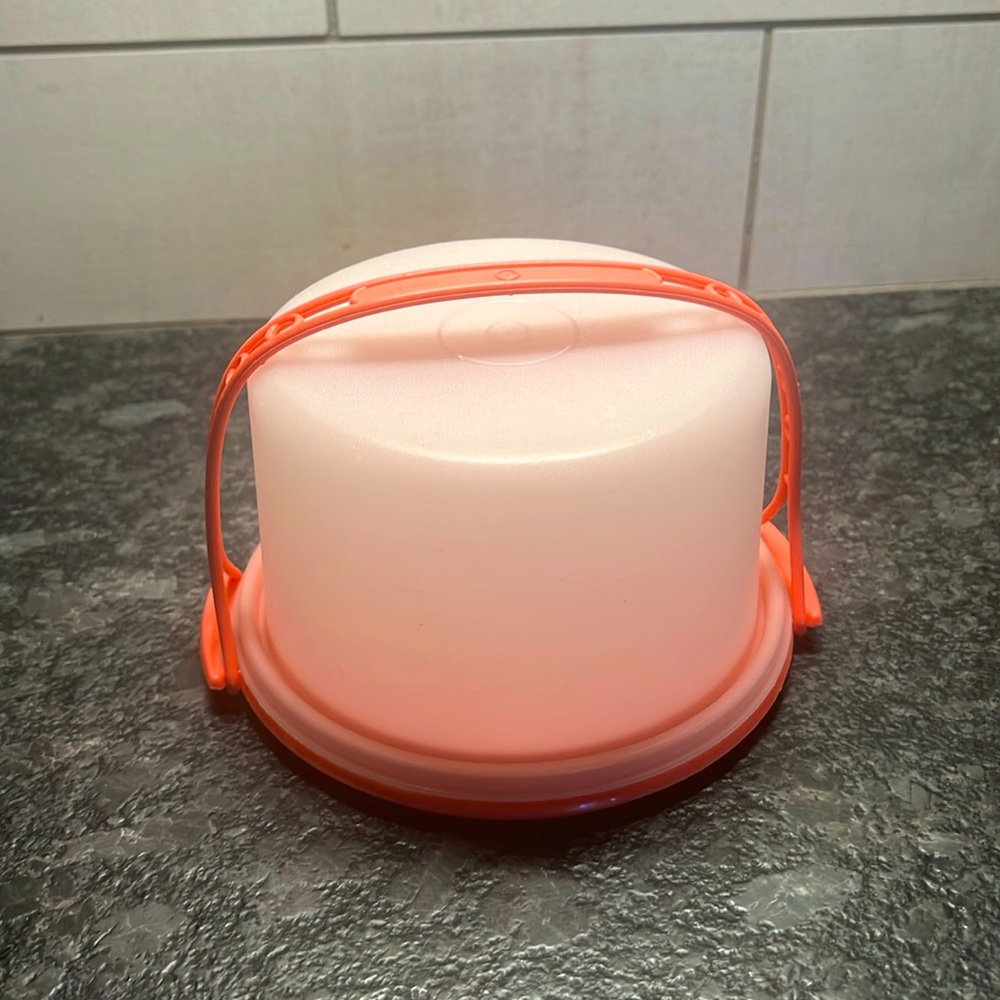 Cake carrier by Tupperware Toys. This is like new if not new!!! Child size TOY